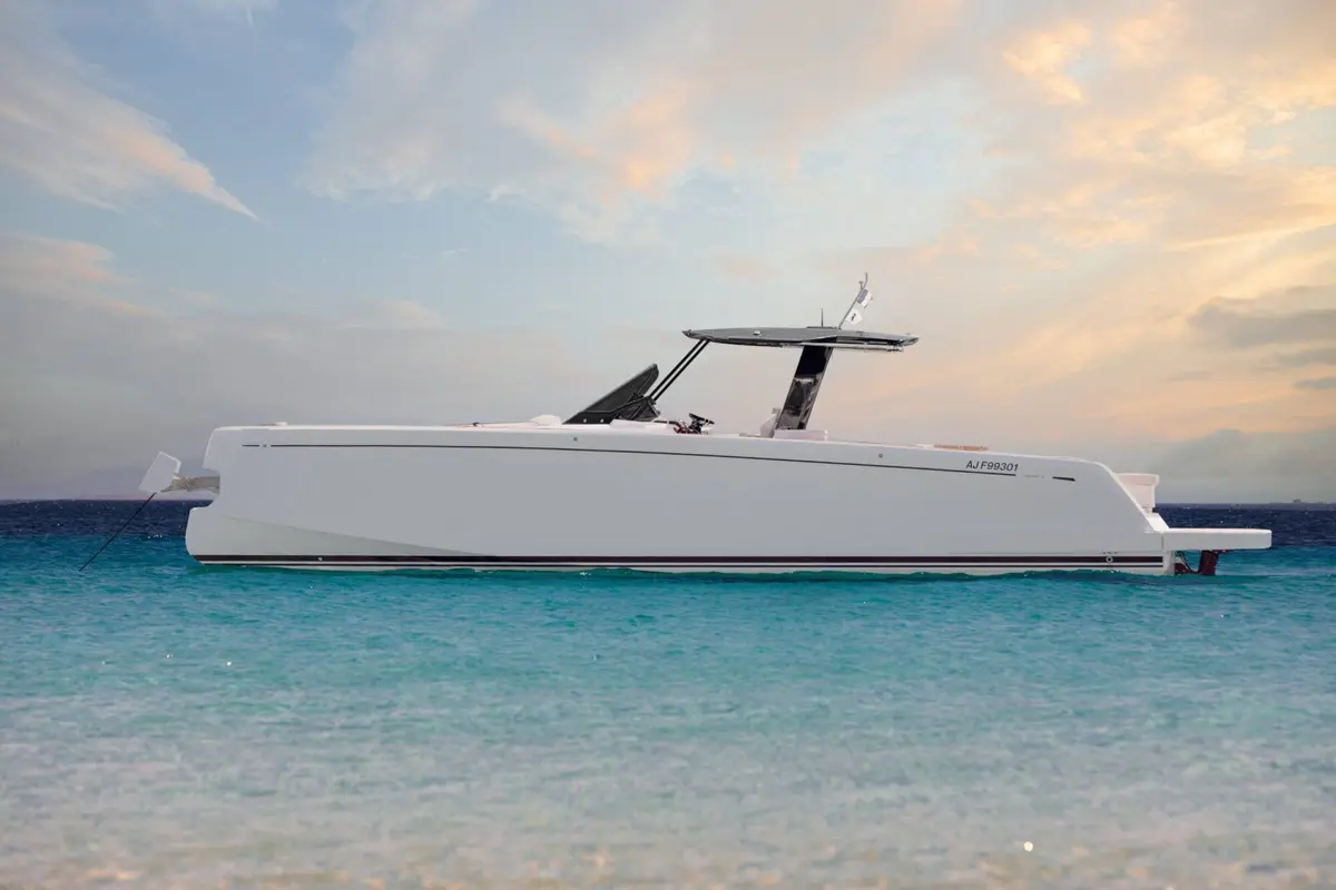 Pardo 43 — Barcelona Yacht Rental, Barcelona. Días de baño y sol rumbo a Sitges