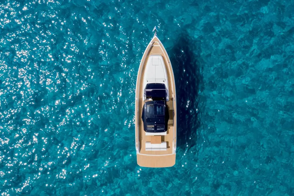 Pardo 43, cubierta principal — Barcelona Yacht Rental, Barcelona. Días de baño y sol rumbo a Sitges