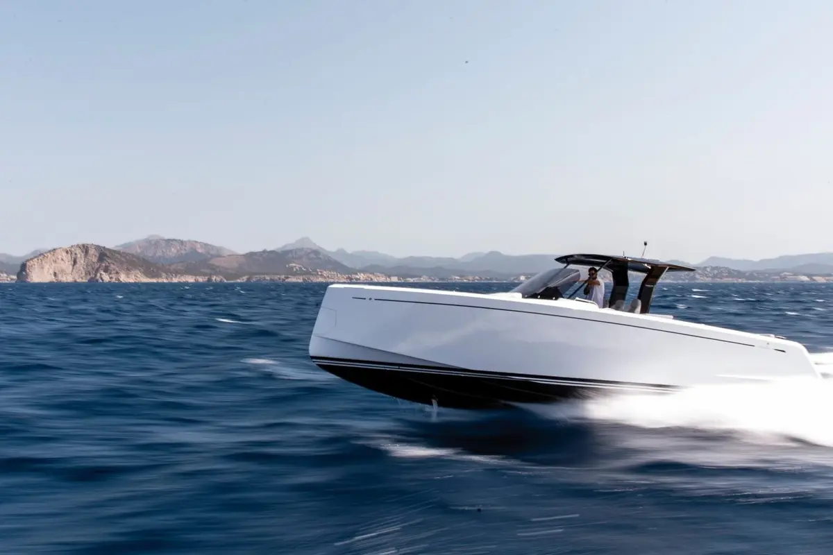 Pardo 38 — Barcelona Yacht Rental, Barcelona. Escapada ágil a Sitges, sol y velocidad