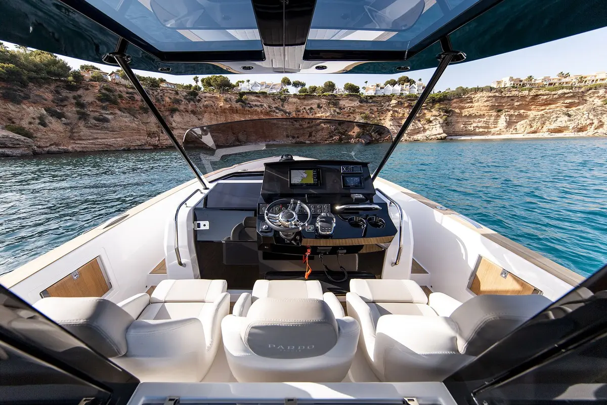 Pardo 38, exterior — Barcelona Yacht Rental, Barcelona. Escapada ágil a Sitges, sol y velocidad