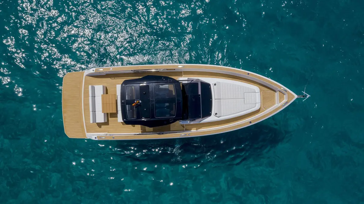 Pardo 38, cubierta principal — Barcelona Yacht Rental, Barcelona. Escapada ágil a Sitges, sol y velocidad