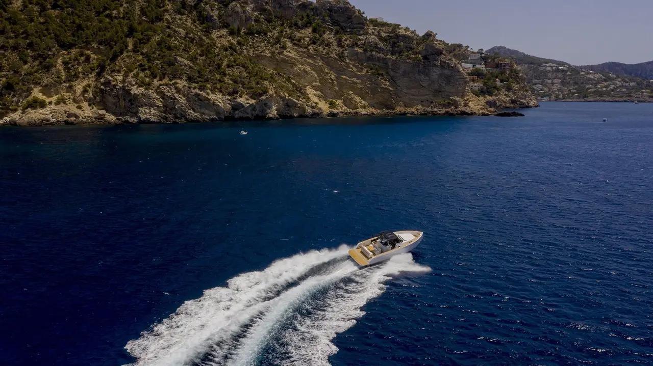 Pardo 38, cubierta de popa — Barcelona Yacht Rental, Barcelona. Escapada ágil a Sitges, sol y velocidad