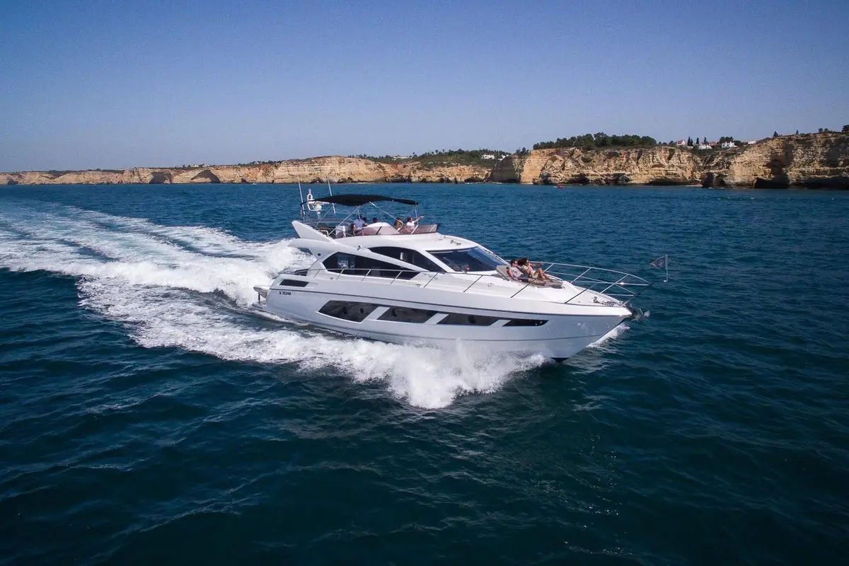 Pardo 38, salón — Barcelona Yacht Rental, Barcelona. Escapada ágil a Sitges, sol y velocidad