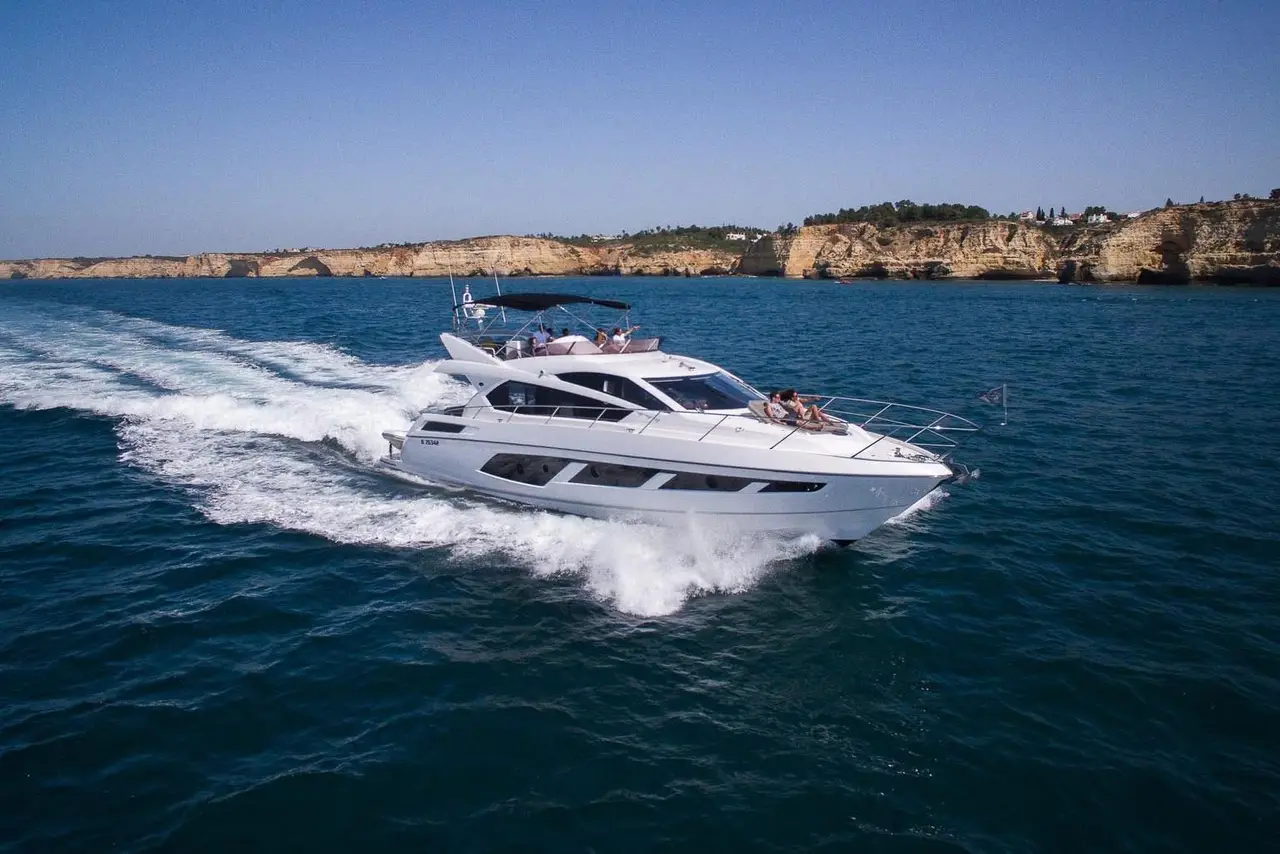 Pardo 38, salón — Barcelona Yacht Rental, Barcelona. Escapada ágil a Sitges, sol y velocidad