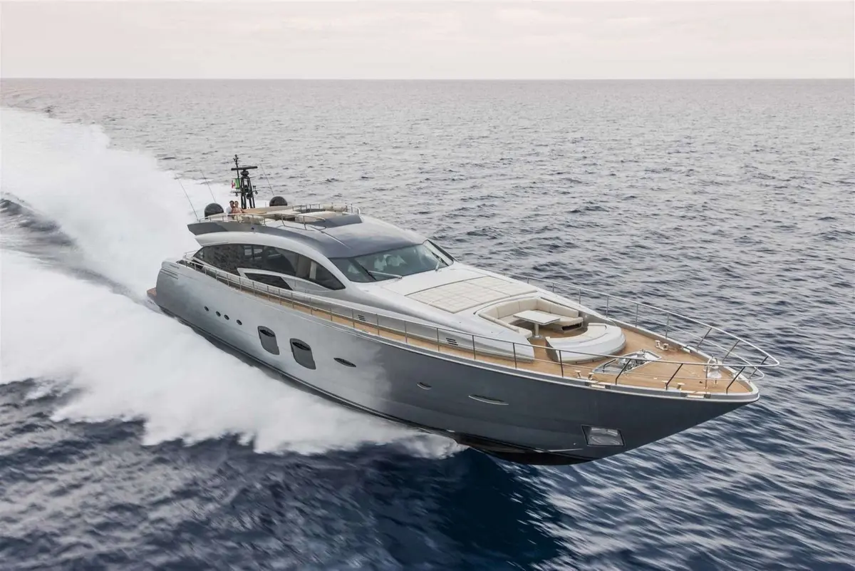 Pershing 108 — Barcelona Yacht Rental, Barcelona. Velocidad y estela hacia Sitges al amanecer