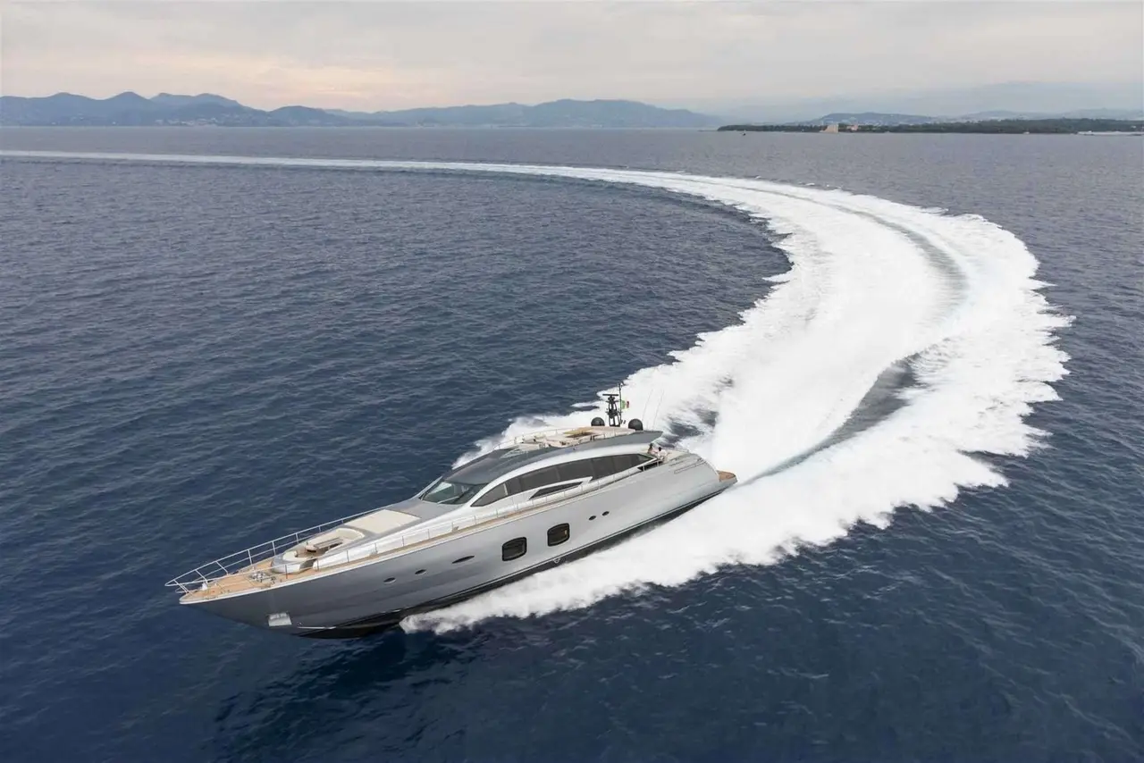 Pershing 108, exterior — Barcelona Yacht Rental, Barcelona. Velocidad y estela hacia Sitges al amanecer