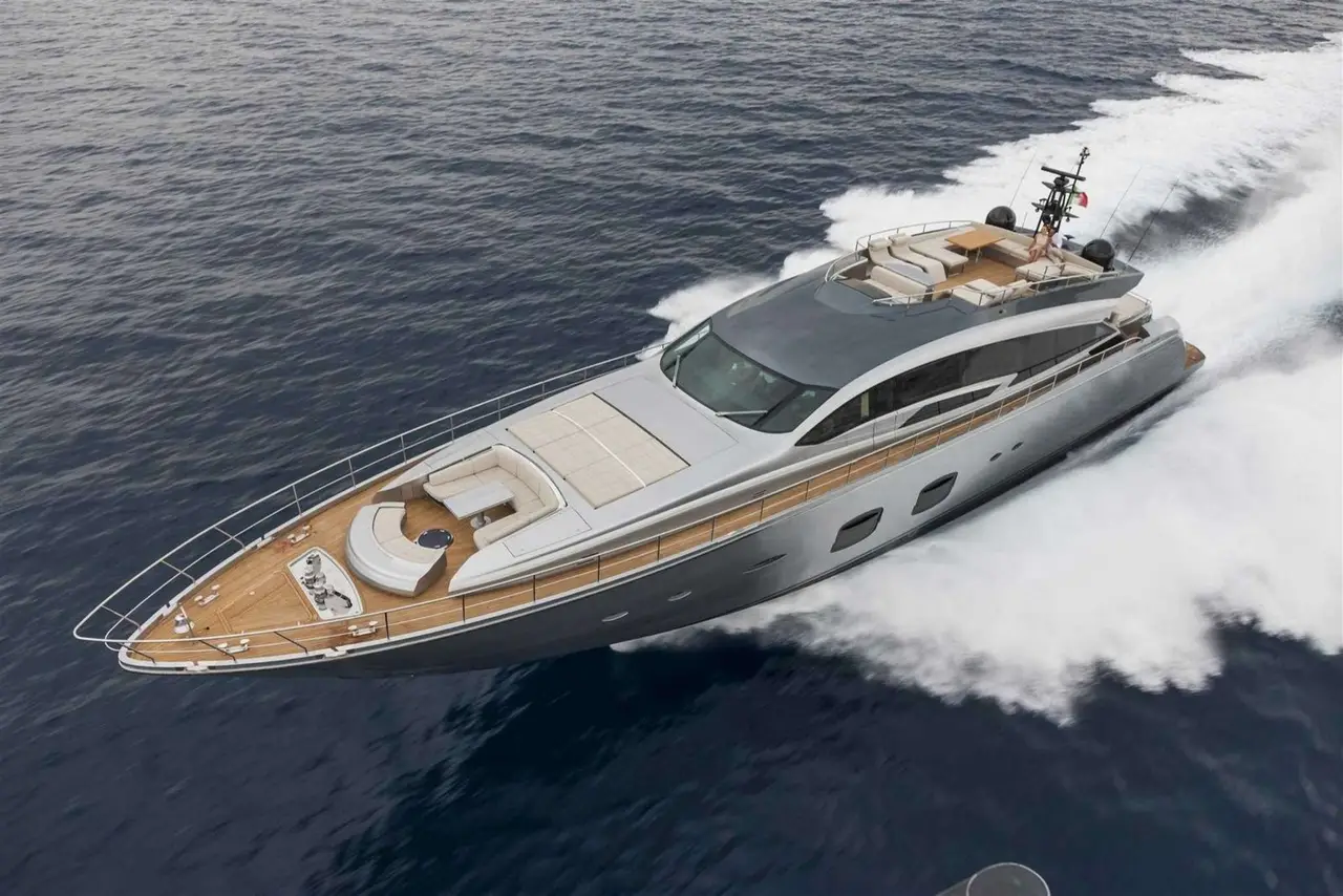 Pershing 108, cubierta principal — Barcelona Yacht Rental, Barcelona. Velocidad y estela hacia Sitges al amanecer