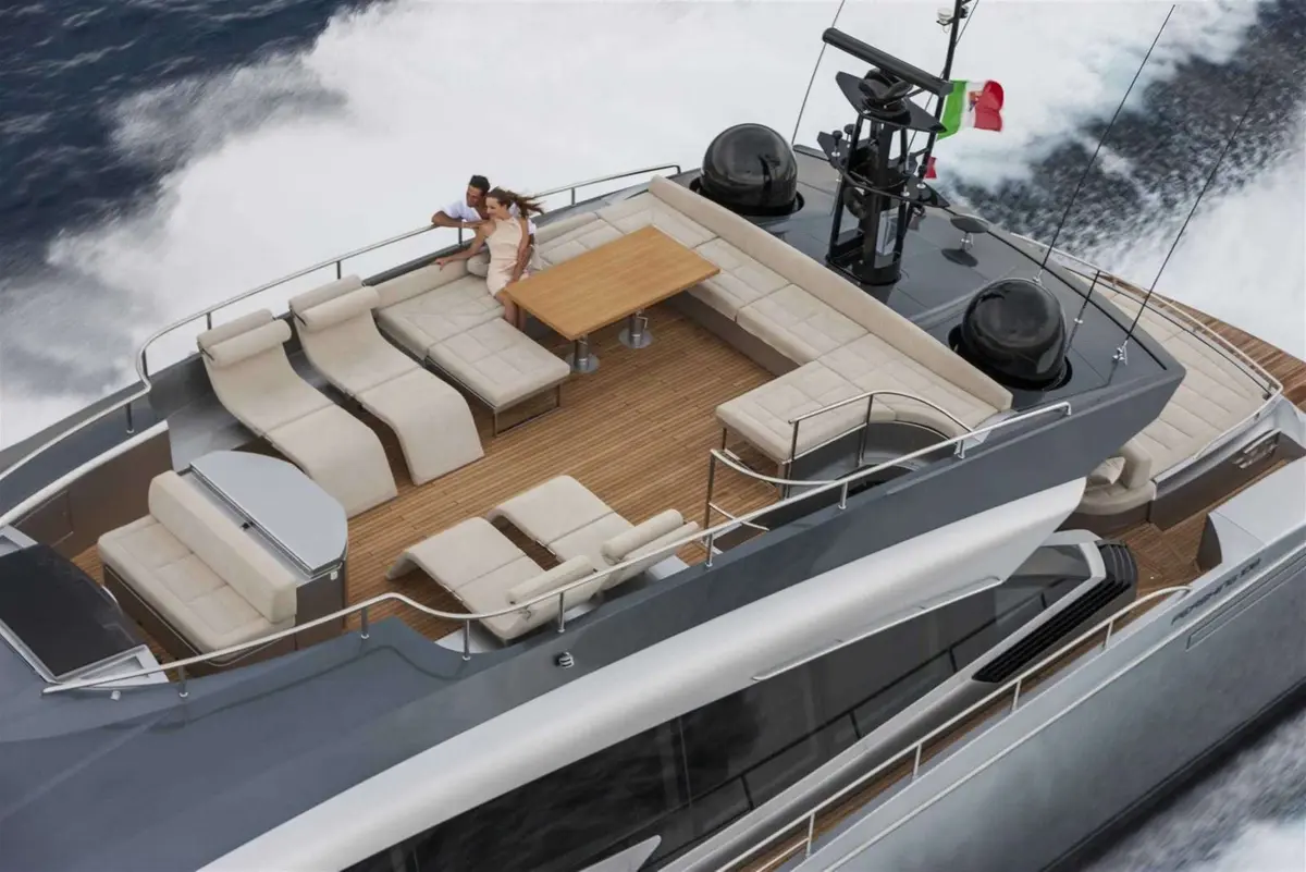 Pershing 108, cubierta de popa — Barcelona Yacht Rental, Barcelona. Velocidad y estela hacia Sitges al amanecer