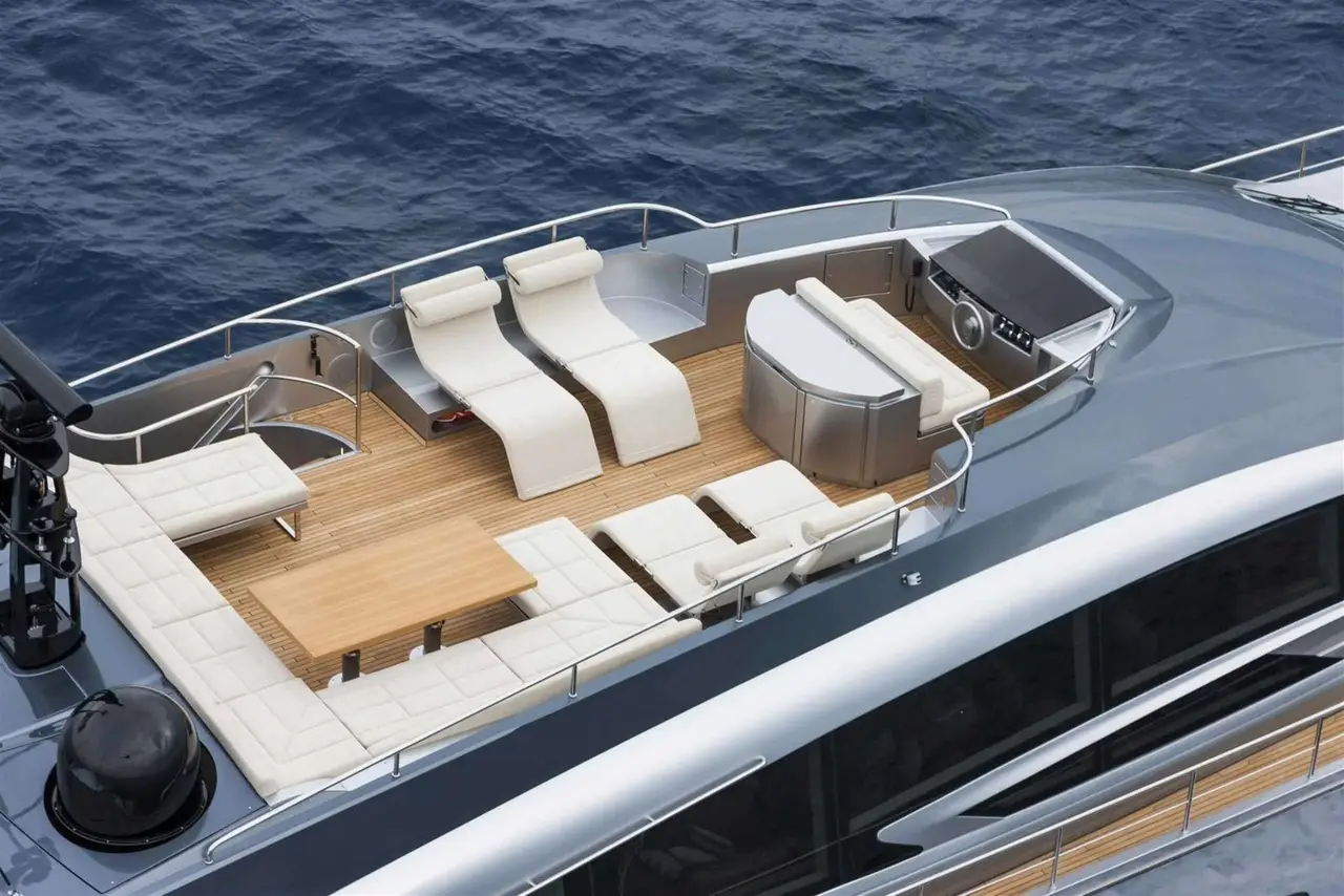 Pershing 108, salón — Barcelona Yacht Rental, Barcelona. Velocidad y estela hacia Sitges al amanecer
