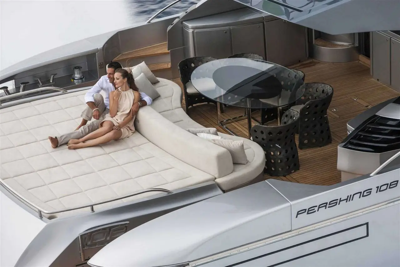 Pershing 108, camarote principal — Barcelona Yacht Rental, Barcelona. Velocidad y estela hacia Sitges al amanecer