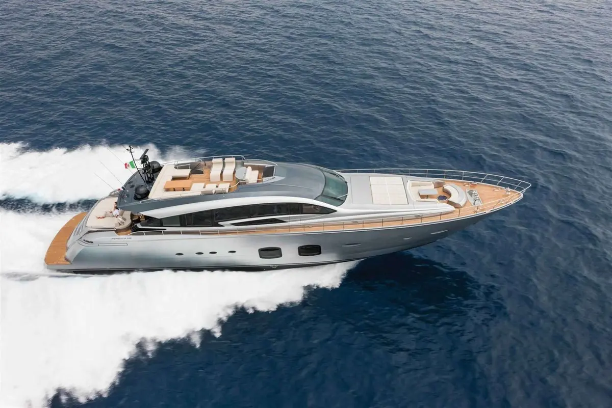 Pershing 108, flybridge — Barcelona Yacht Rental, Barcelona. Velocidad y estela hacia Sitges al amanecer