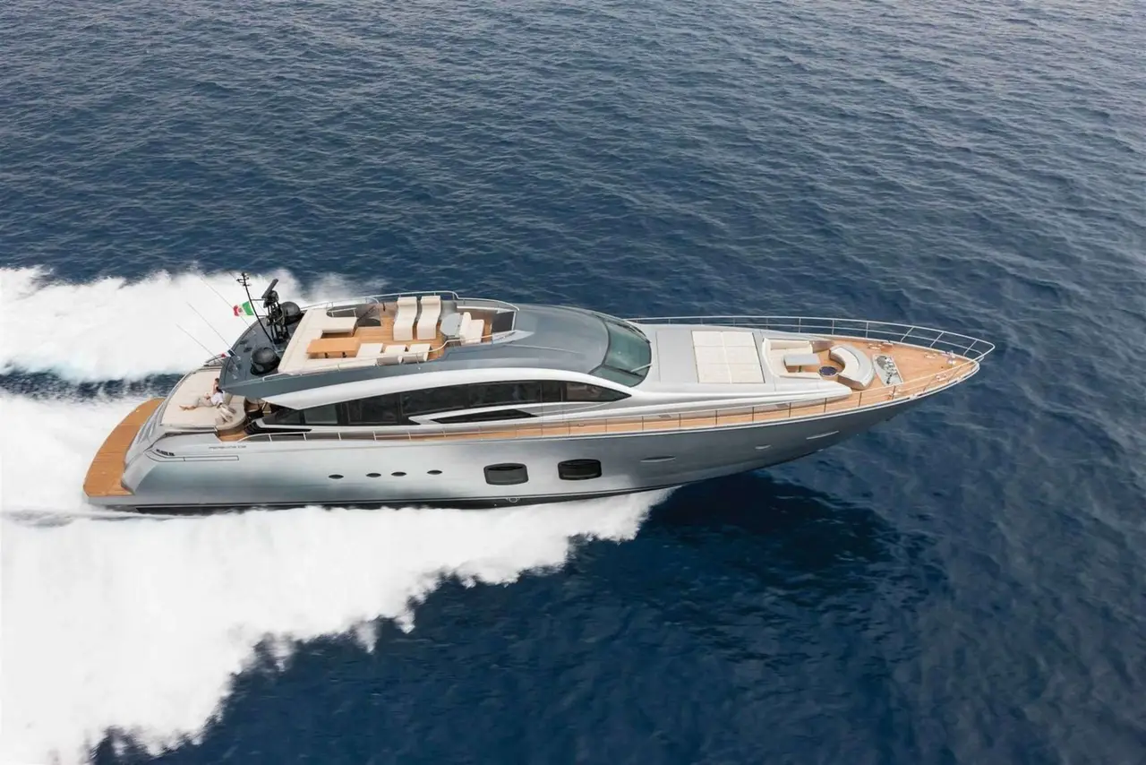 Pershing 108, flybridge — Barcelona Yacht Rental, Barcelona. Velocidad y estela hacia Sitges al amanecer