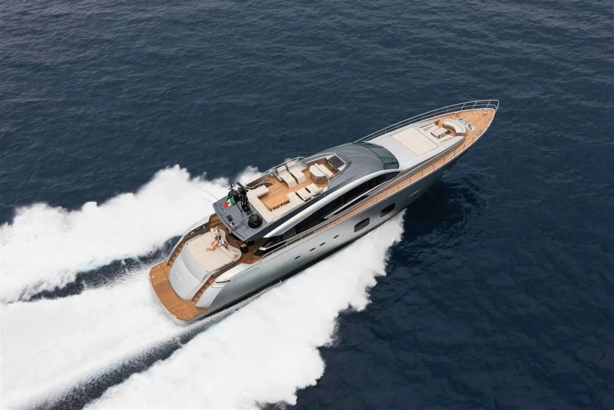 Pershing 108, exterior — Barcelona Yacht Rental, Barcelona. Velocidad y estela hacia Sitges al amanecer