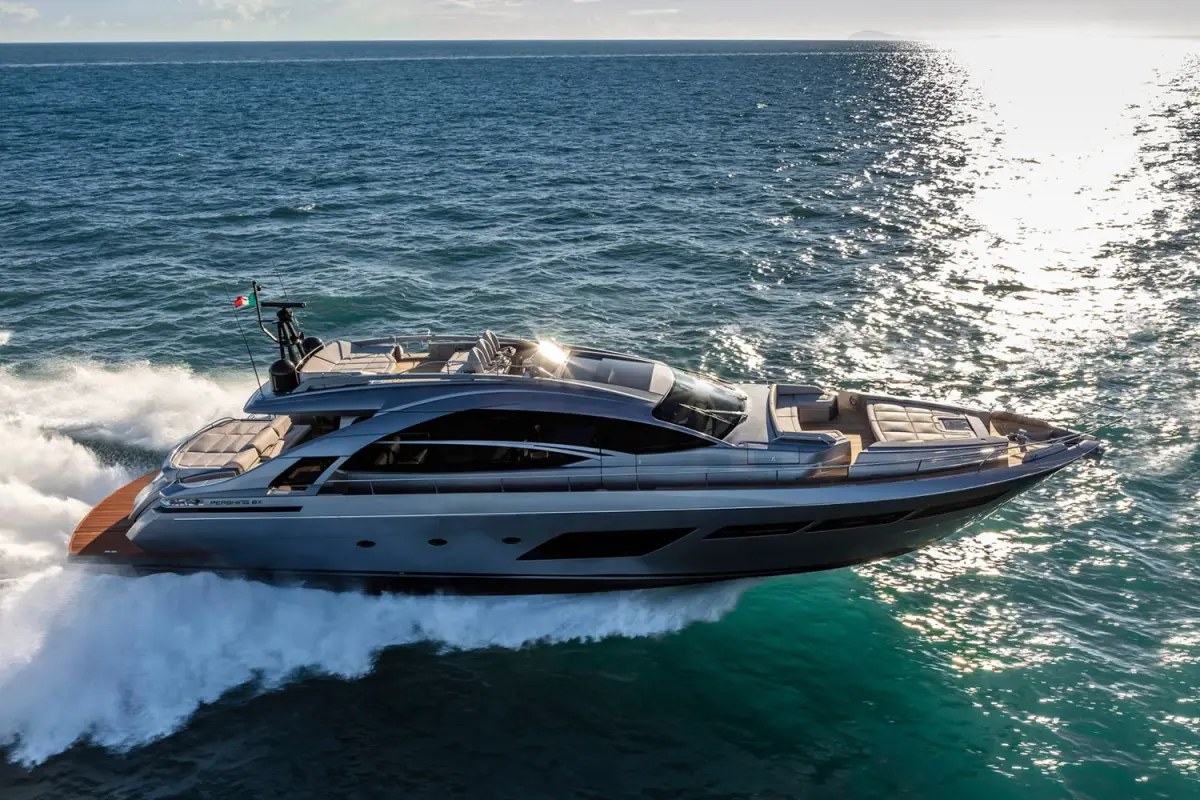 Pershing 8X — Barcelona Yacht Rental, Barcelone. Coque sportive filant vers Sitges dès l'aube