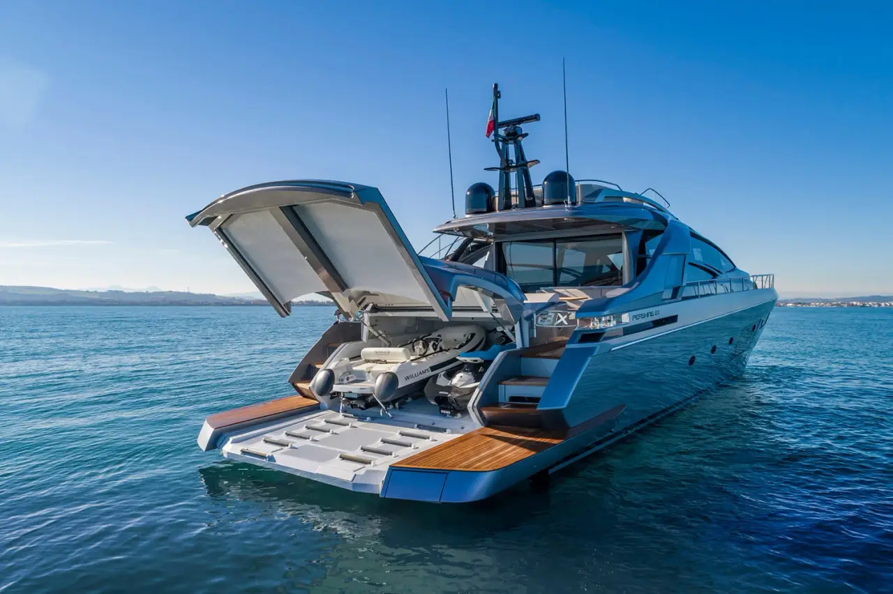 Pershing 8X, extérieur — Barcelona Yacht Rental, Barcelone. Coque sportive filant vers Sitges dès l'aube