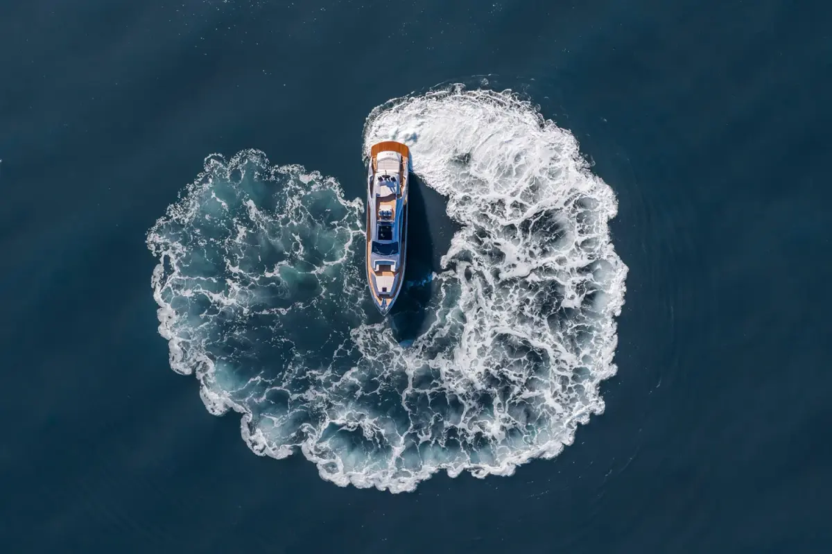 Pershing 8X, pont principal — Barcelona Yacht Rental, Barcelone. Coque sportive filant vers Sitges dès l'aube