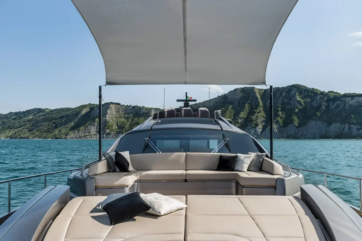 Pershing 8X, pont arrière — Barcelona Yacht Rental, Barcelone. Coque sportive filant vers Sitges dès l'aube