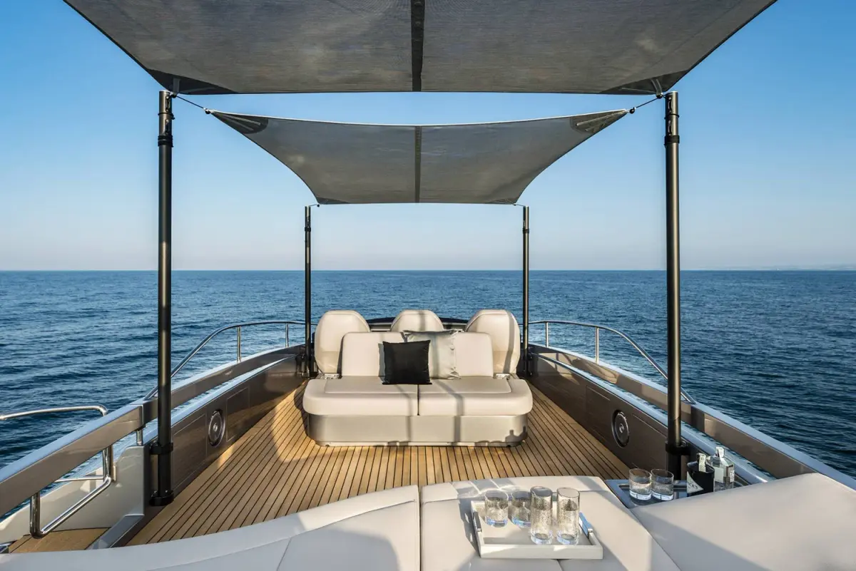 Pershing 8X, salon — Barcelona Yacht Rental, Barcelone. Coque sportive filant vers Sitges dès l'aube