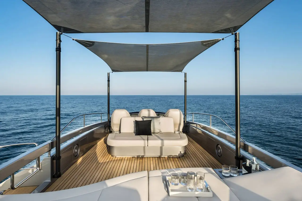 Pershing 8X, salon — Barcelona Yacht Rental, Barcelone. Coque sportive filant vers Sitges dès l'aube