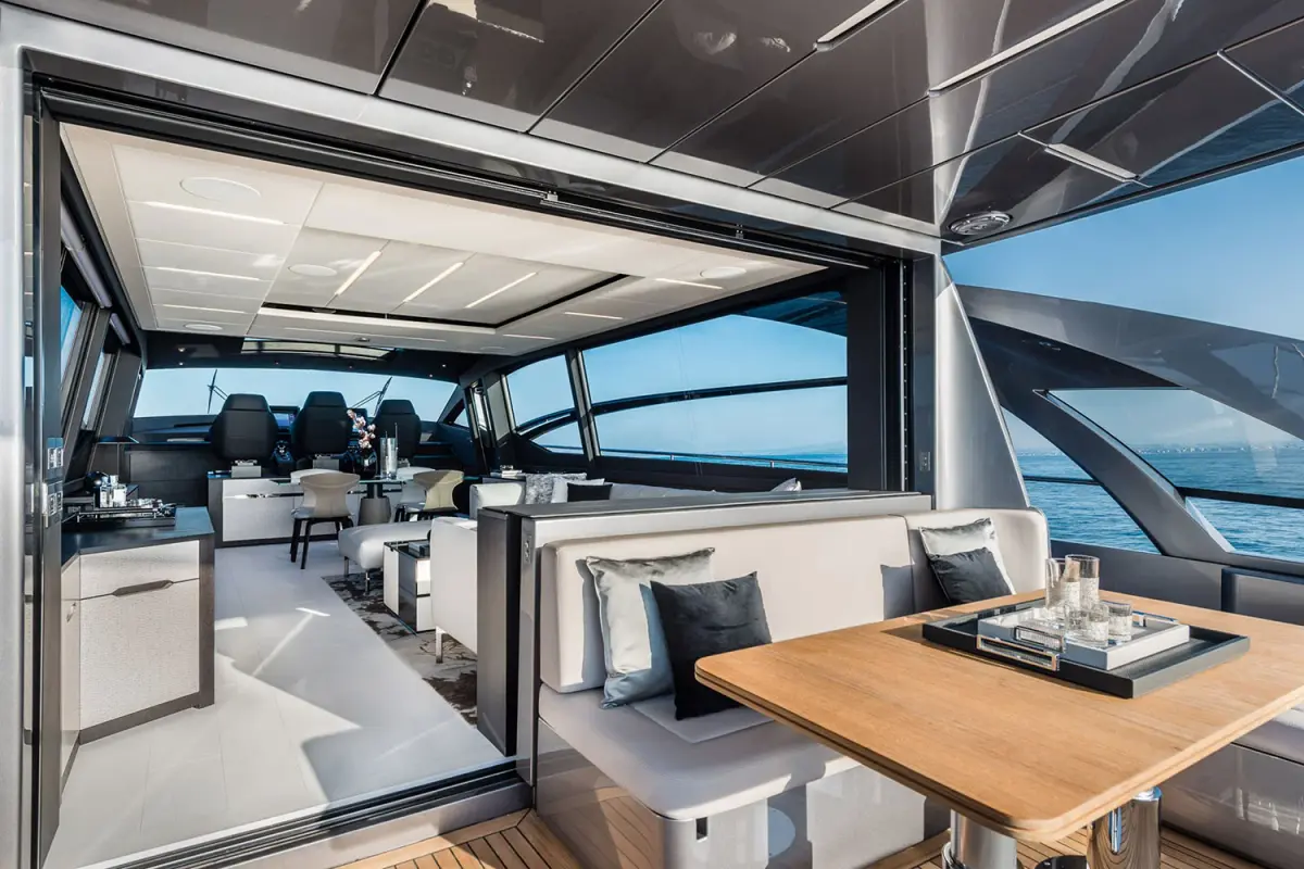 Pershing 8X, flybridge — Barcelona Yacht Rental, Barcelone. Coque sportive filant vers Sitges dès l'aube