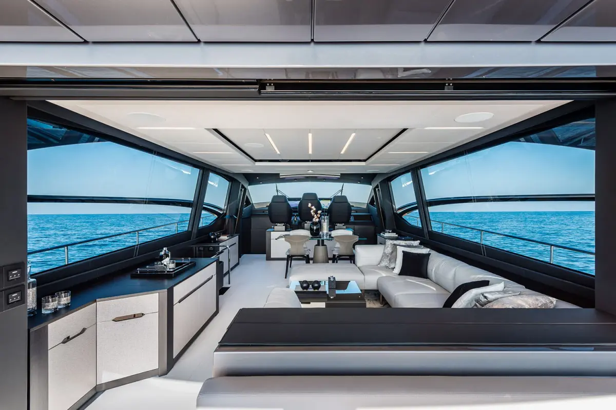 Pershing 8X, extérieur — Barcelona Yacht Rental, Barcelone. Coque sportive filant vers Sitges dès l'aube
