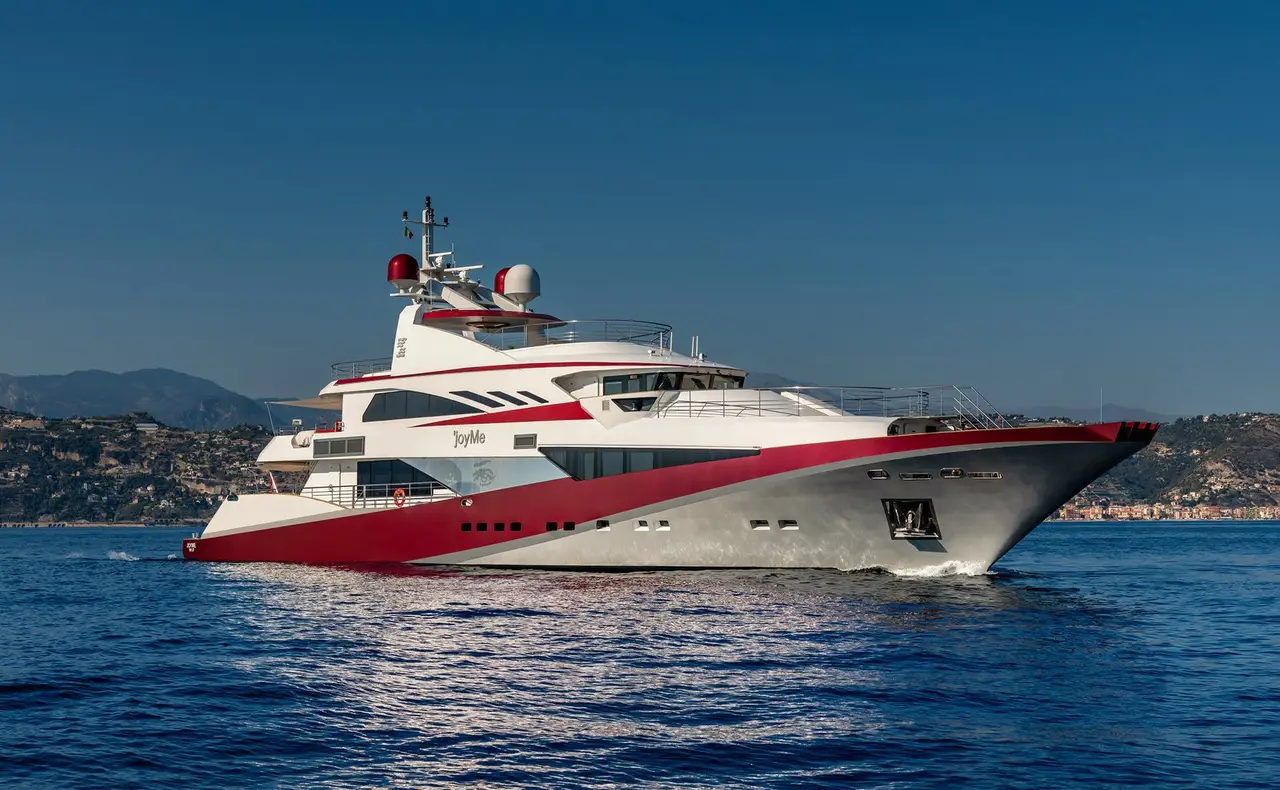 Philip Zepter 50m, exterior — Barcelona Yacht Rental, Barcelona. Cincuenta metros de calma rumbo a Menorca