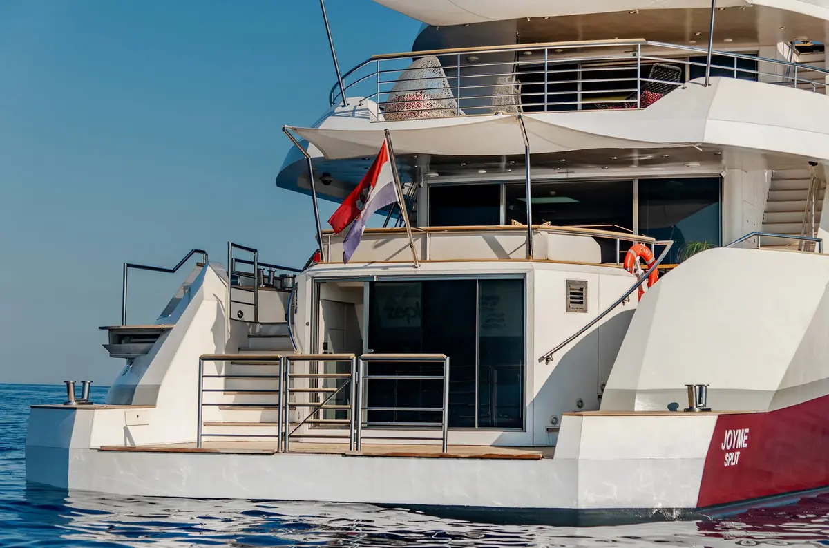 Philip Zepter 50m, cubierta principal — Barcelona Yacht Rental, Barcelona. Cincuenta metros de calma rumbo a Menorca