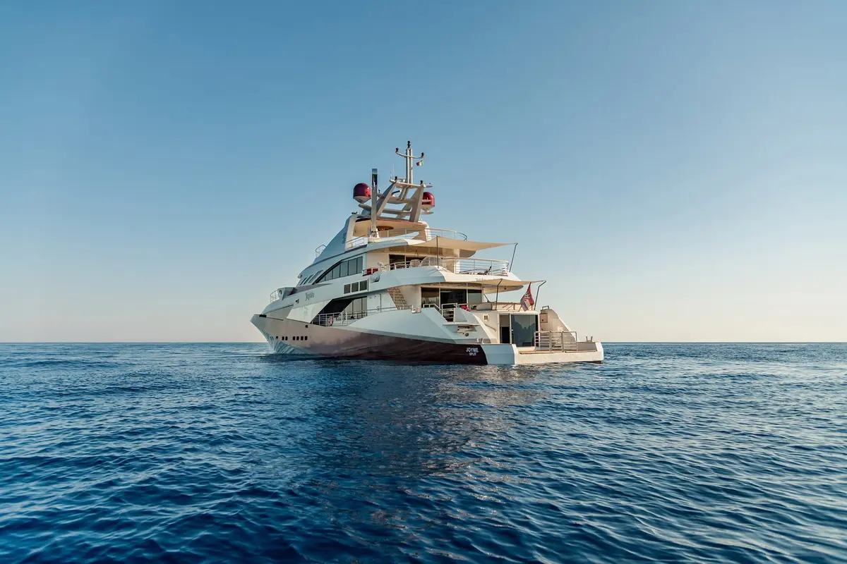 Philip Zepter 50m, cubierta de popa — Barcelona Yacht Rental, Barcelona. Cincuenta metros de calma rumbo a Menorca