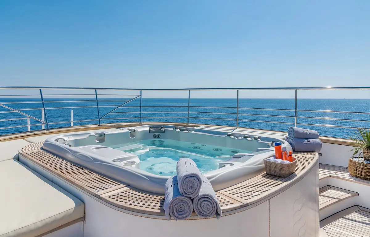 Philip Zepter 50m, salón — Barcelona Yacht Rental, Barcelona. Cincuenta metros de calma rumbo a Menorca