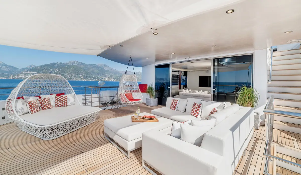 Philip Zepter 50m, camarote principal — Barcelona Yacht Rental, Barcelona. Cincuenta metros de calma rumbo a Menorca