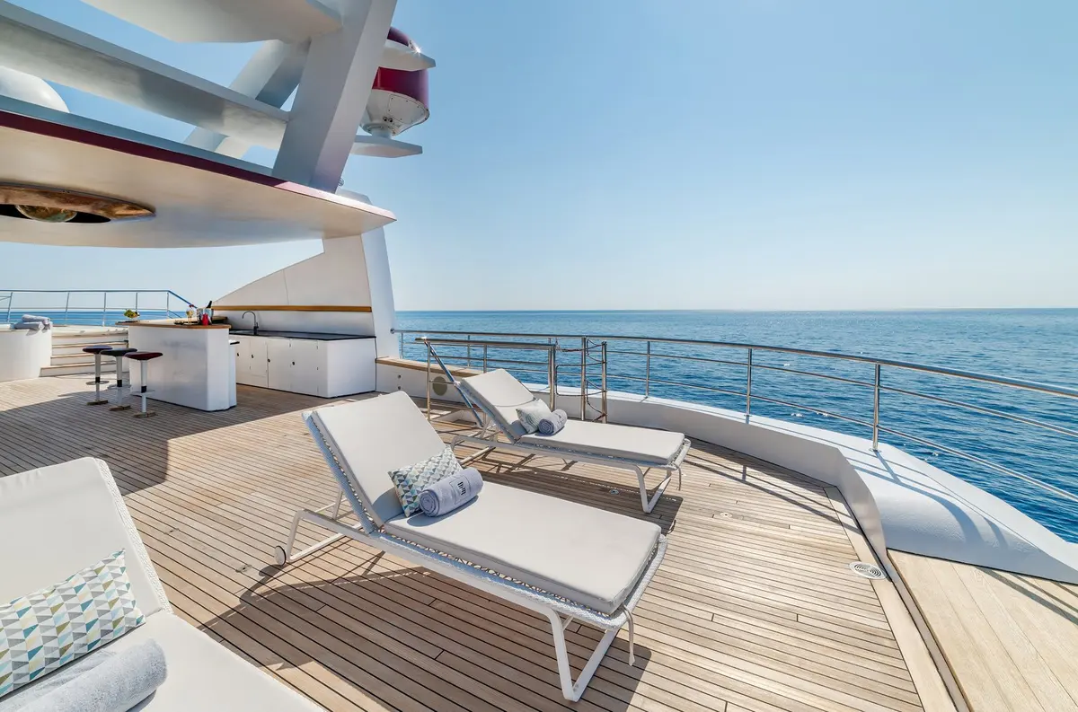 Philip Zepter 50m, flybridge — Barcelona Yacht Rental, Barcelona. Cincuenta metros de calma rumbo a Menorca