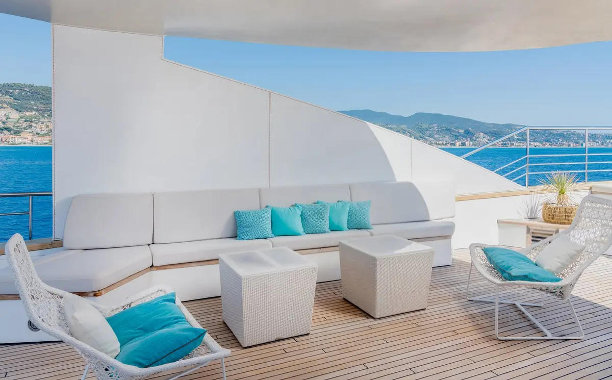 Philip Zepter 50m, exterior — Barcelona Yacht Rental, Barcelona. Cincuenta metros de calma rumbo a Menorca
