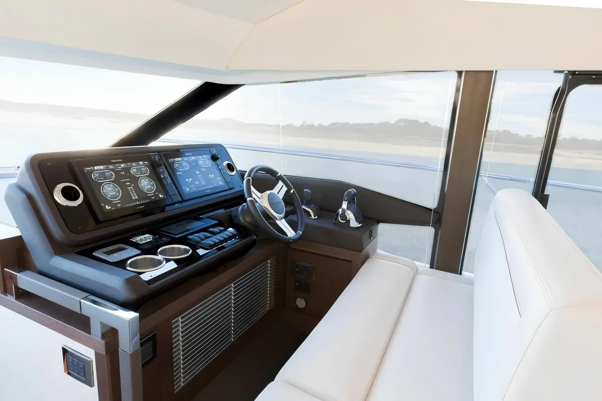 Prestige 520 Fly, exterior — Barcelona Yacht Rental, Barcelona. Rumbo a Sitges con la flybridge abierta al sol