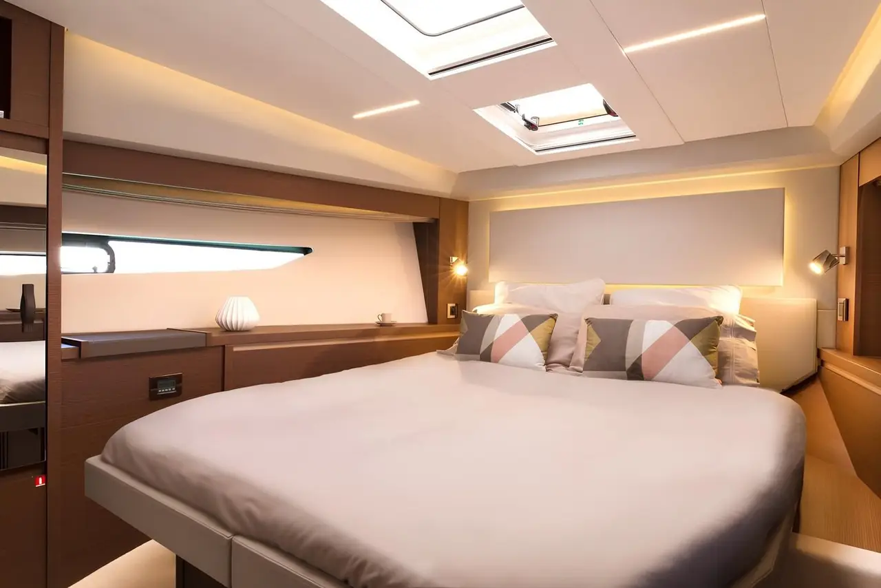Prestige 520 Fly, cubierta principal — Barcelona Yacht Rental, Barcelona. Rumbo a Sitges con la flybridge abierta al sol