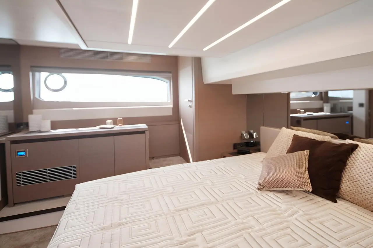 Prestige 520 Fly, cubierta de popa — Barcelona Yacht Rental, Barcelona. Rumbo a Sitges con la flybridge abierta al sol