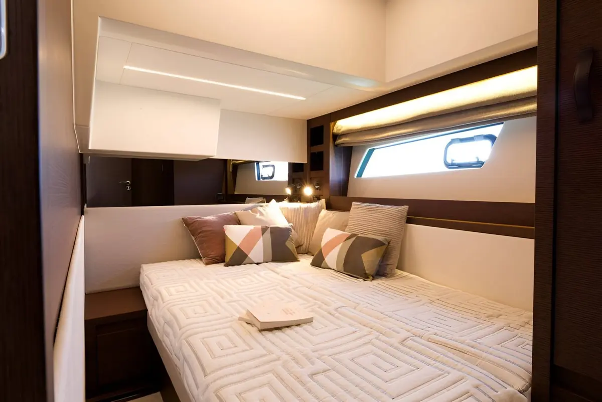 Prestige 520 Fly, salón — Barcelona Yacht Rental, Barcelona. Rumbo a Sitges con la flybridge abierta al sol