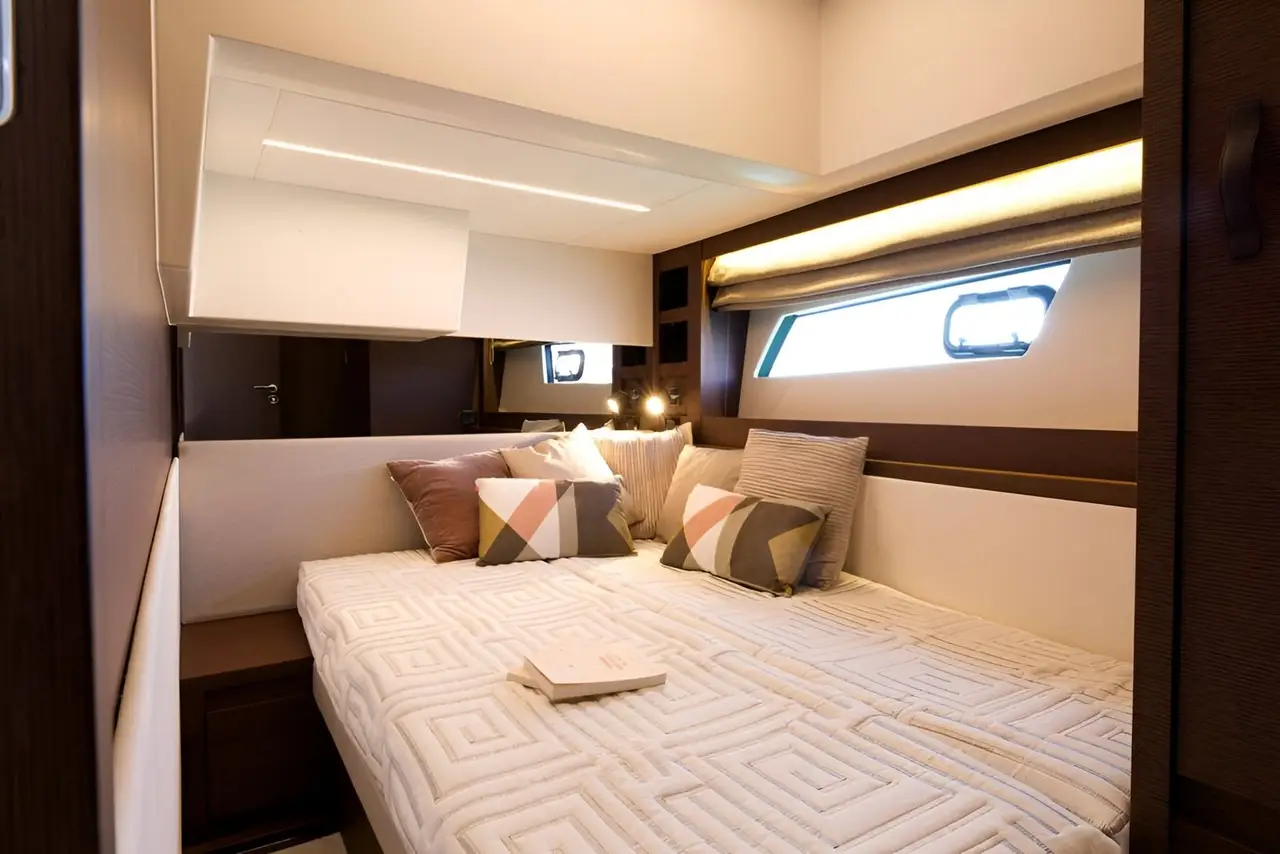 Prestige 520 Fly, salón — Barcelona Yacht Rental, Barcelona. Rumbo a Sitges con la flybridge abierta al sol
