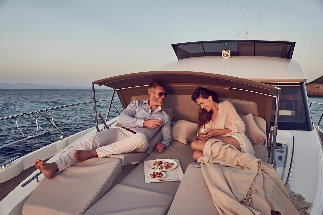 Prestige 520 Fly, camarote principal — Barcelona Yacht Rental, Barcelona. Rumbo a Sitges con la flybridge abierta al sol