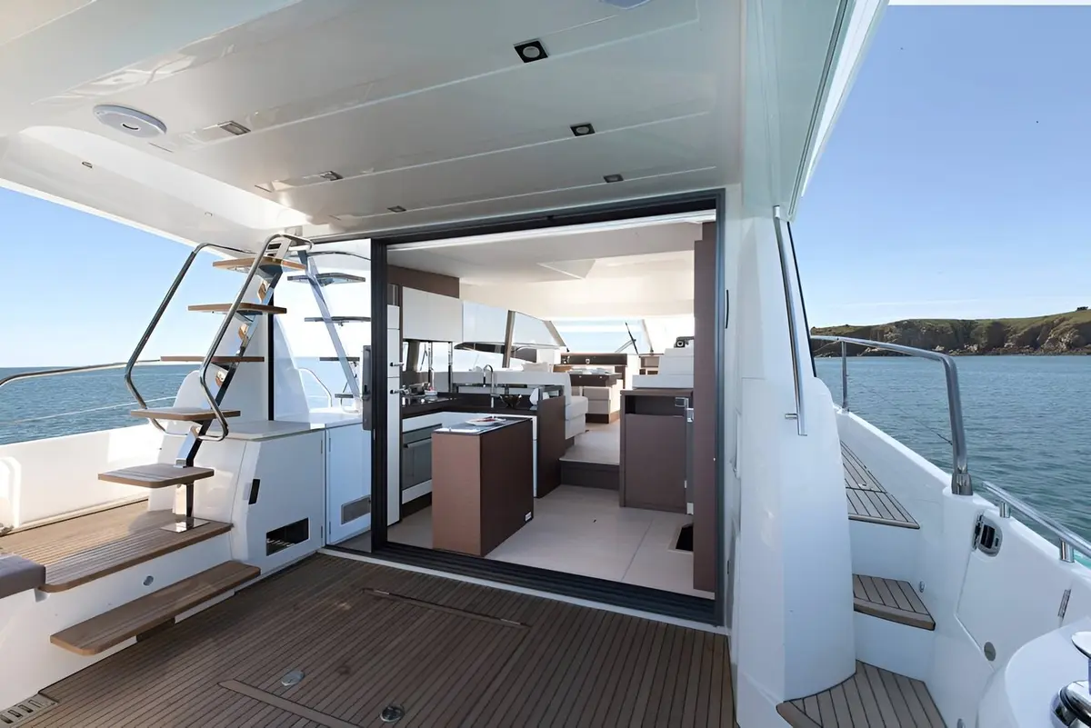 Prestige 520 Fly, flybridge — Barcelona Yacht Rental, Barcelona. Rumbo a Sitges con la flybridge abierta al sol