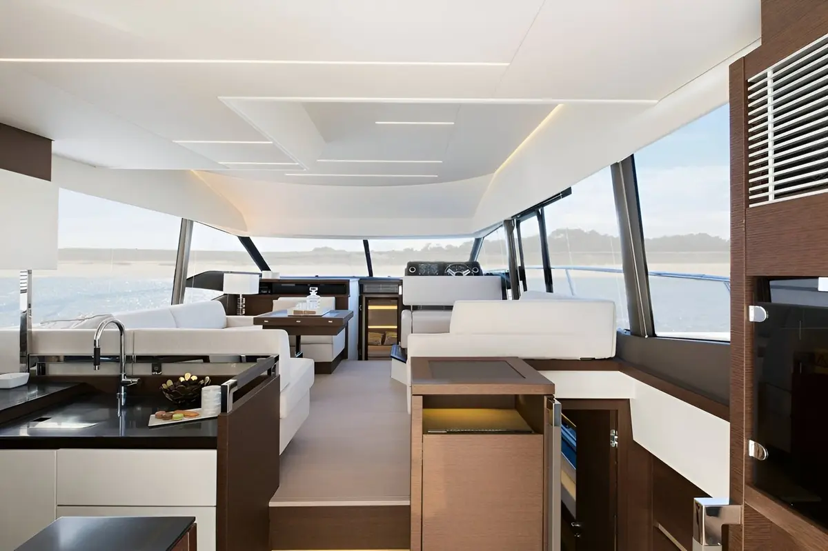 Prestige 520 Fly, exterior — Barcelona Yacht Rental, Barcelona. Rumbo a Sitges con la flybridge abierta al sol