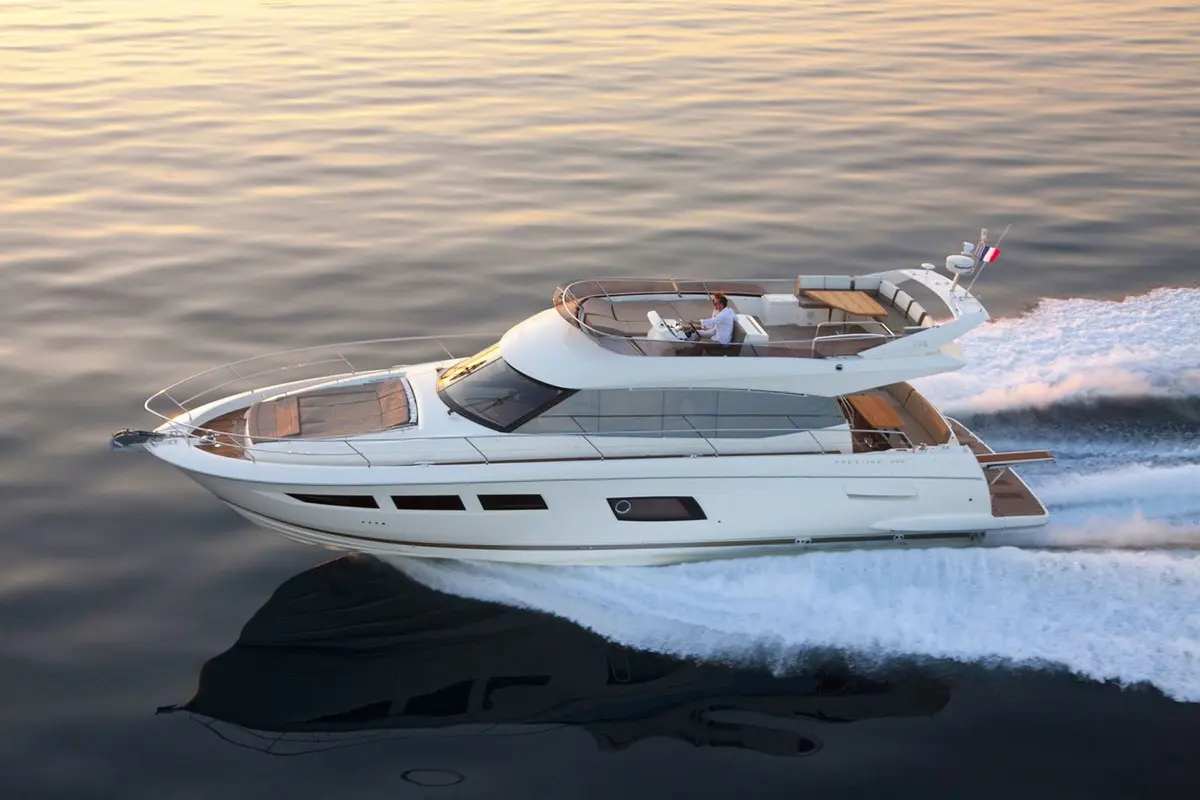 Prestige 550 FLY — Barcelona Yacht Rental, Barcelona. Flybridge sombreado rumbo a Sitges, tarde en calma
