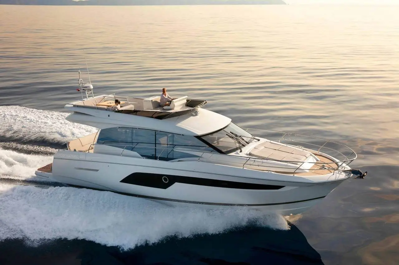 Prestige 550 FLY, exterior — Barcelona Yacht Rental, Barcelona. Flybridge sombreado rumbo a Sitges, tarde en calma