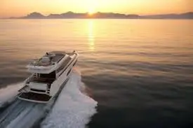 Prestige 550 FLY, cubierta principal — Barcelona Yacht Rental, Barcelona. Flybridge sombreado rumbo a Sitges, tarde en calma