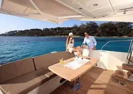 Prestige 550 FLY, cubierta de popa — Barcelona Yacht Rental, Barcelona. Flybridge sombreado rumbo a Sitges, tarde en calma