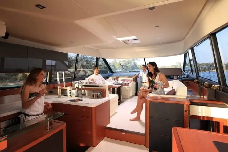 Prestige 550 FLY, salón — Barcelona Yacht Rental, Barcelona. Flybridge sombreado rumbo a Sitges, tarde en calma