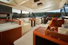 Prestige 550 FLY, camarote principal — Barcelona Yacht Rental, Barcelona. Flybridge sombreado rumbo a Sitges, tarde en calma