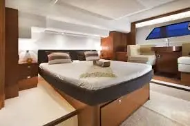 Prestige 550 FLY, flybridge — Barcelona Yacht Rental, Barcelona. Flybridge sombreado rumbo a Sitges, tarde en calma
