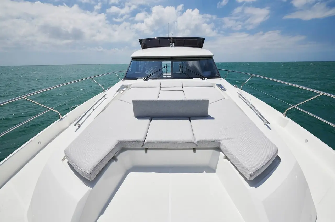Prestige 590 Fly, main deck — Barcelona Yacht Rental, Barcelona. Sitges coves by day, flybridge sunsets by dusk