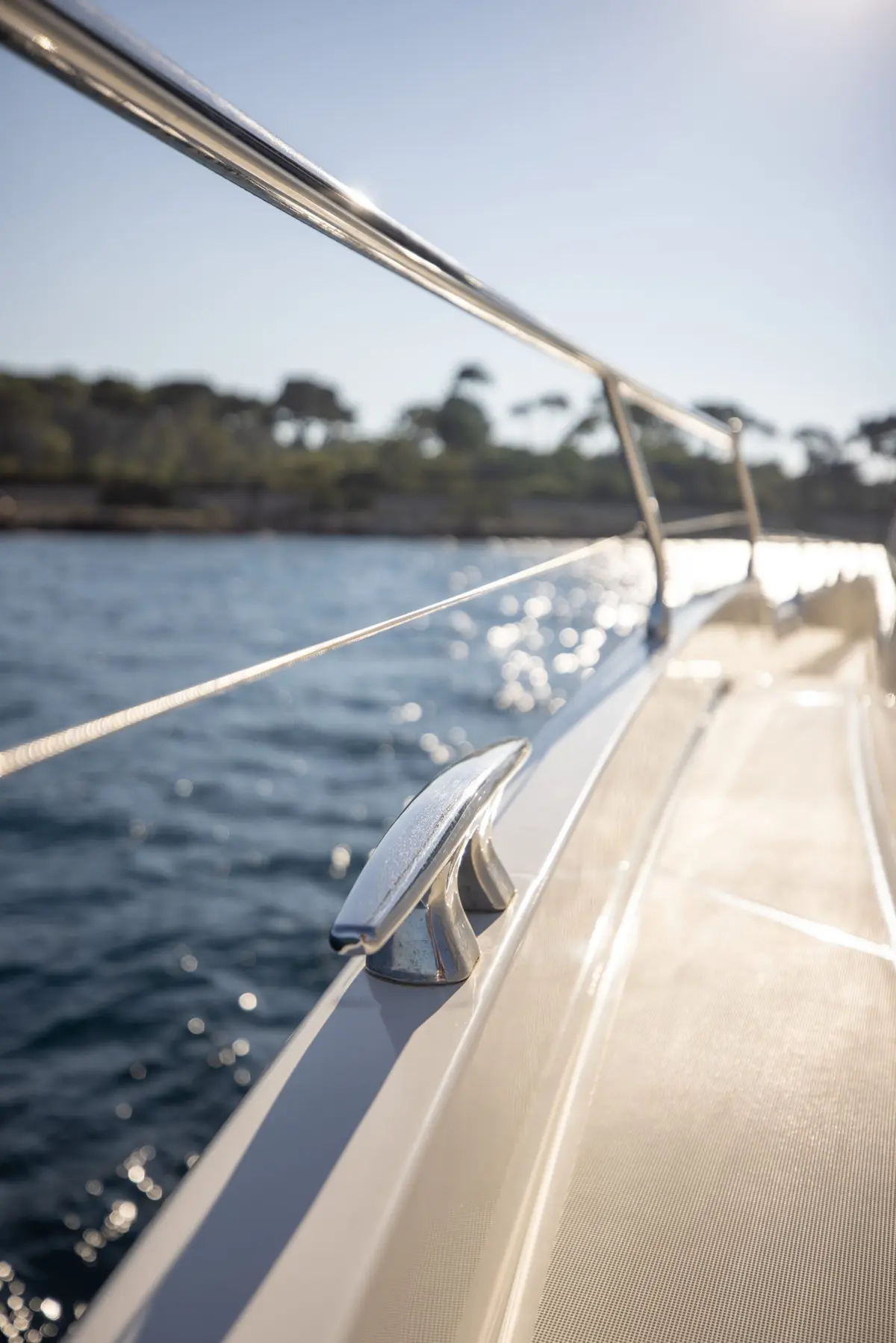Prestige 680s, exterior — Barcelona Yacht Rental, Barcelona. Rumbo a Sitges con baño de mediodía