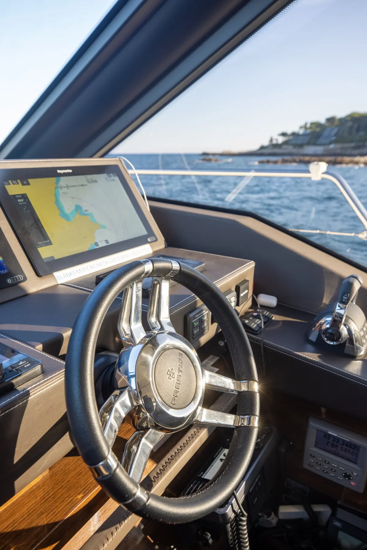 Prestige 680s, flybridge — Barcelona Yacht Rental, Barcelona. Rumbo a Sitges con baño de mediodía